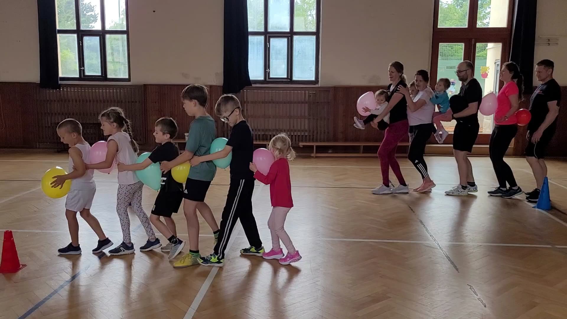 Rodinko, hýbej se! - děti s balónky