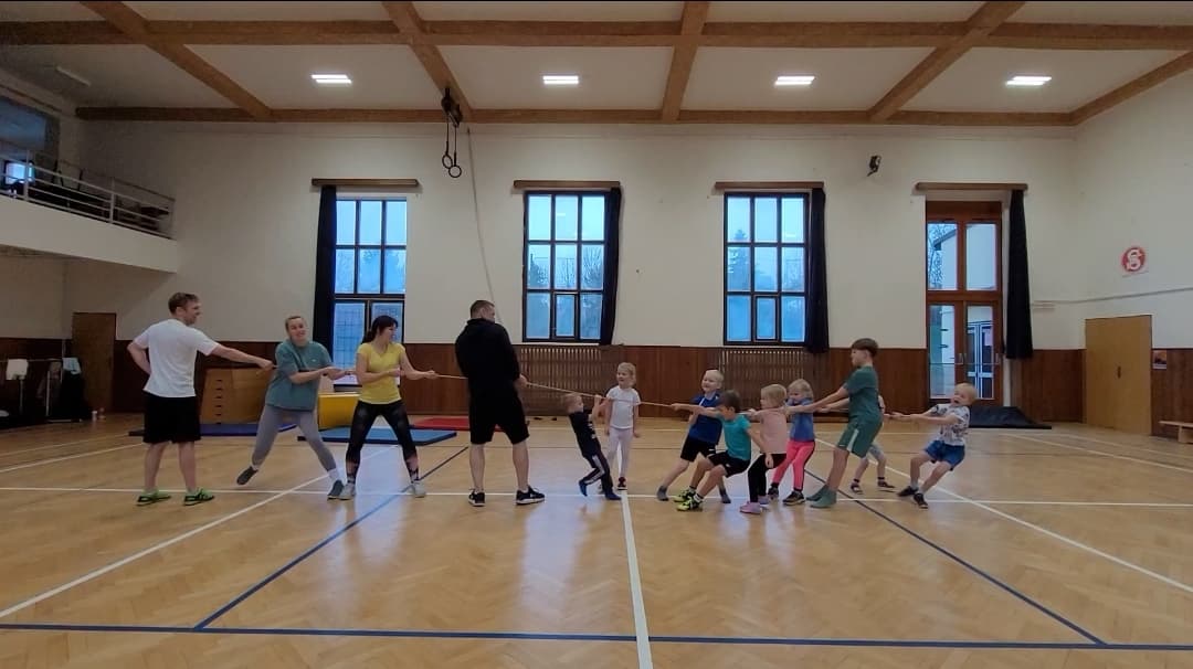 Rodinko, hýbej se! - přetahování lanem